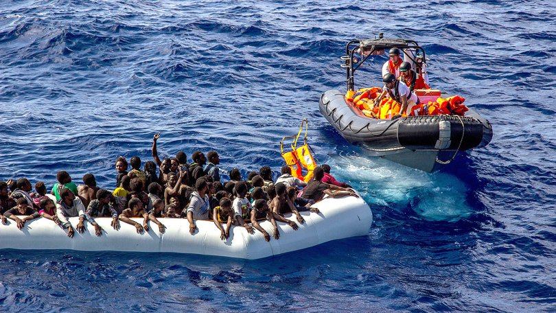 Une équipe MSF commence la distribution de gilets de sauvetage pendant une opération de sauvetage en mer Méditerranée.