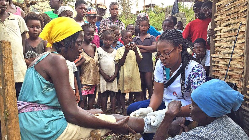 Une infirmière MSF soigne une patiente lors d’une clinique mobile dans le village de Nan Sevre, seulement accessible par hélicoptère.