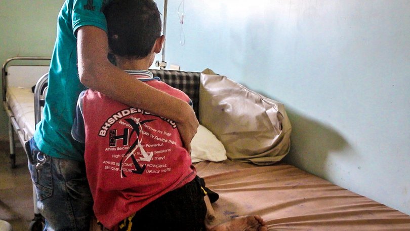 Abdul Hadi, 9 ans, a été blessé par une bombe alors qu’il jouait devant chez lui. Il a été touché à la tête et depuis, il a perdu la mémoire.