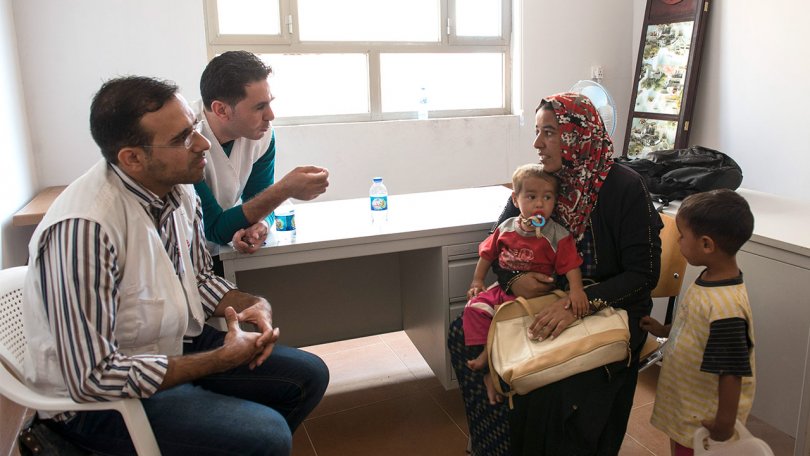 Le psychologue Mahmoud Habeb, parle avec une patiente, accompagné de Bilal Budair, responsable MSF pour les soins de santé mentale à Erbil.