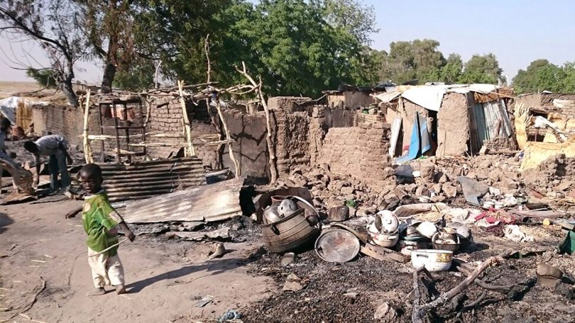 Environ 90 personnes ont été tuées lorsqu’un avion militaire nigérian a survolé deux fois la ville avant de lâcher deux bombes en plein centre de Rann.