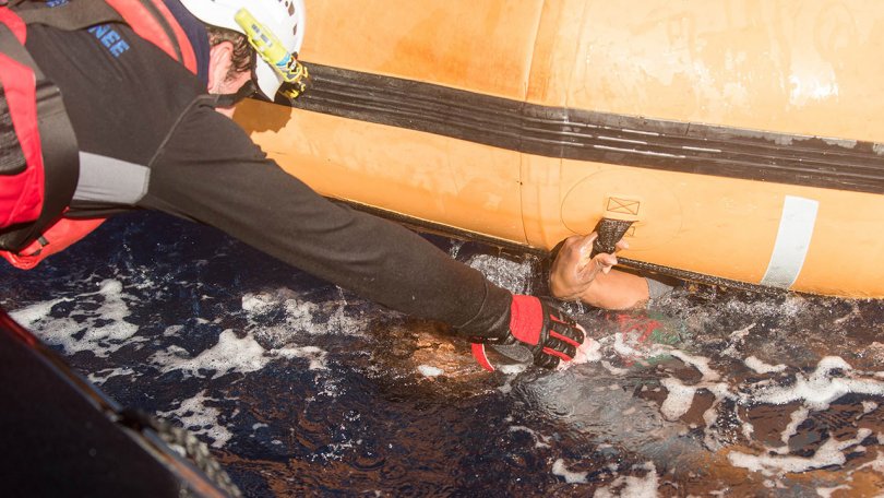 Samedi, lors d'une journée cauchemardesque en Méditerranée, 99 survivants d'un bateau pneumatique qui coulait ont été secourus par l’Aquarius