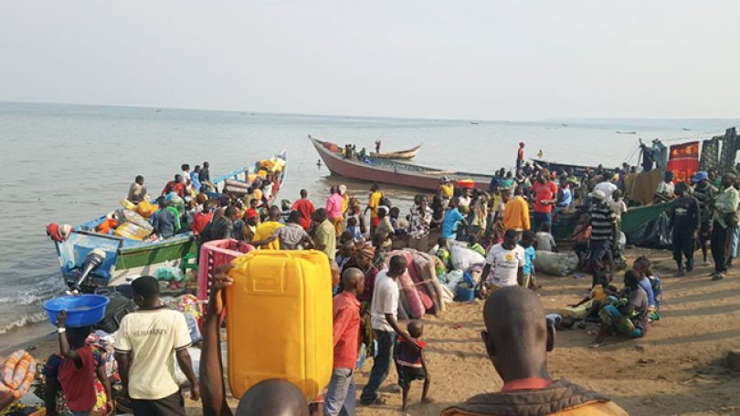 Au cours des deux dernières semaines, plus de 40 000 Congolais ont payé la traversée du lac Albert pour rejoindre l’Ouganda. 