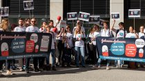 Le personnel MSF manifestant à Zoug devant les bureaux de Johnson & Johnson en Suisse.