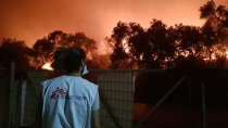 Un staff MSF regarde les flammes qui ravagent le camp de Moria