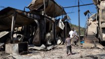 Un enfant, bâton à la main, dans les ruines de Moria