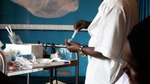 Unsere Pflegekraft bereitet in der Demokratischen Republik Kongo eine Spritze vor (Symbolbild). Besonders ärmere Länder würden unter einer künstlichen Verknappung von Arzneimitteln durch Patentrechte leiden.
