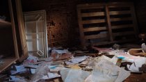 Un centre de santé où tout le mobilier est renversé.