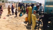 Alt  (description)	Des familles viennent chercher de l’eau au campement informel MSF