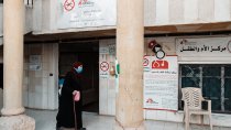 Une dame âgée sort de sa consultation à la clinique MSF d'Arsal.