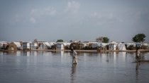 Un homme marche dans le camp innondé de Rann au Nigeria.