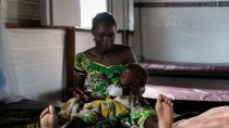 Une femme avec son enfant dans une clinique MSF