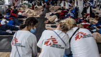 3 staffs MSF récupèrent sur le Geo Barents après 24h de sauvetage mouvementées, qui ont vu 186 personnes être sauvées des eaux de la Méditerranée centrale, alors que dix autres ont péri.