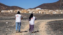 Deux staffs MSF marchent dans le campAl-Sweida à Marib.