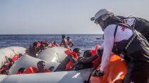 L'équipe de recherche et de sauvetage du Geo Barents, le bateau de Médecins Sans Frontières, lors de l'opération de sauvetage le 27 juin.