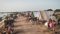 Des personnes déplacées en raison des inondations vivent désormais dans des abris de fortune. Province de Sindh. Pakistan. 26 août 2022.   