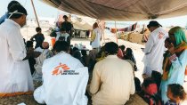 Une équipe médicale de MSF offre des consultations aux personnes touchées par les inondations dans le district de Dera Murad Jamali, dans l'est du Baloutchistan.