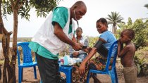 Ndakevesa Salah, 27 ans, en consultation médicale à la ferme Hervé Farm à Kwamouth.