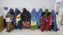 Des femmes attendent dans la zone de triage de la salle d'urgence de l'hôpital de Boost soutenu par MSF. 26 janvier 2022 Lashkar Gah, Afghanistan