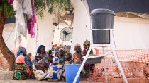 Un groupe de femme partagent l'espace à l'extérieur du centre de nutrition thérapeutique géré par MSF, où les enfants reçoivent leurs traitements. Katsina, Nigeria, 24 mai 2023.