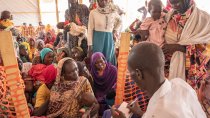 Patients en attente de triage à la clinique MSF du camp d'Adre, Tchad