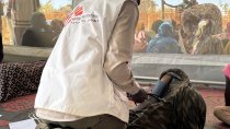 Un médecin MSF contrôlant les constantes d'une femme au Soudan.