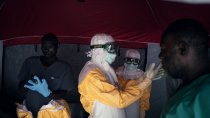 Le personnel de santé du centre de traitement d'Ebola mis en place par MSF au Centre hospitalier d'Elikya à Bunia, dans l'Ituri.