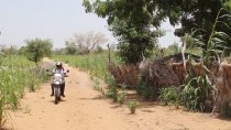 Tous les jours, onze éducateurs en santé communautaire parcourent les villages de 12 aires de santé de ces deux districts à moto afin d’appuyer le travail de sensibilisation des agents de santé et les relais communautaires locaux.