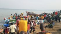Au cours des deux dernières semaines, plus de 40 000 Congolais ont payé la traversée du lac Albert pour rejoindre l’Ouganda. 
